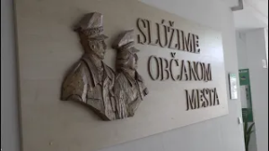 Hliadkujúcich policajtov treba viac