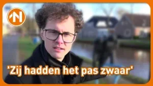 'Scheepsjoagers' trokken met een touw om hun middel hun vrachtschepen voort