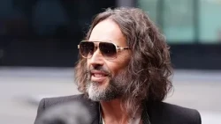 Processo per abusi sessuali: l'accusa definisce Russell Brand un predatore spietato