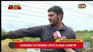 Camión cisterna cayó a una cuneta