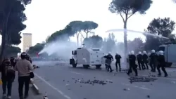 Rikthehen tensionet në bulevard/ Policia përdor ujë dhe gaz lotsjellës kundër protestuesve