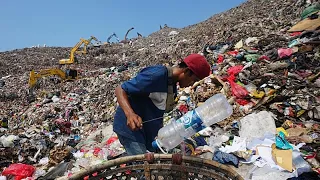 Recogedores de basura trabajan en el mayor vertedero de Indonesia