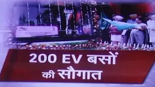सीएम रेखा गुप्ता ने दिल्ली विश्वविद्यालय के उत्तरी कैंपस से 200 ईलैक्ट्रिक बसों को हरी झंडी दिखाई