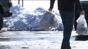 Покупатели наконец-то почувствовали облегчение: грузовики съехали с обледенелых трасс и направили...