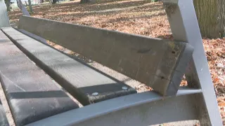 UKRADNUTÝ TELEFÓN A POŠKODENÉ LAVIČKY