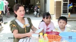 Trọn vị Tết với bánh tét, củ kiệu