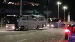 Έφτασαν εννέα λεωφορεία με παράτυπους μετανάστες από την Κρήτη στο λιμάνι της Καβάλας