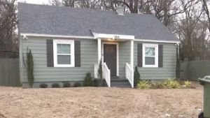 Полиция разыскивает шестерых мужчин после того, как в Восточном Мемфисе был застрелен мужчина.