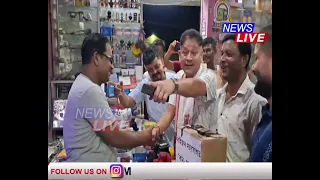 নলবাৰীত গীত গাই গাই বান সাহায্য সংগ্ৰহ কণ্ঠশল্পী মহেন্দ্ৰ হাজৰিকাৰ।