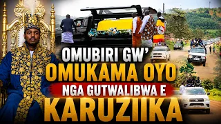 Emmotoka omuli omubiri gw'Omukama Oyo eyolekedde Karuziika.