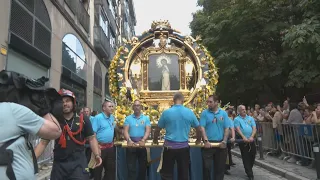 The Virgin of the Paloma begins her procession with a shortened route due to rain