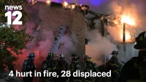 Заснеженный пожарный гидрант затрудняет тушение пожара, в результате которого на Лонг-Айленде пос...