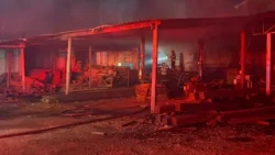 Fire hits lumber yard and damages structure in the Cidade Nova neighborhood, in Patos de Minas