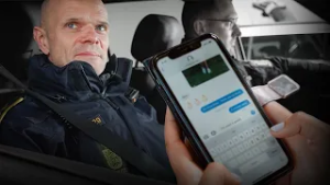 PÅ PATRULJE MED POLITIET: Bilister glor i mobilen