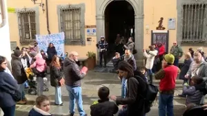 Asilo di Soci ancora chiuso, presidio dei genitori davanti al Comune