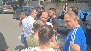 Deputetët Balliu dhe Kapri debate me protestuesit, jashtë rajonit numër 1