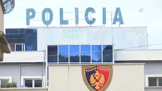 Top News- Hidhet nga shkëmbi në det por e pëson, italiani përplas kokën në shkëmbin nënujor në Vlorë