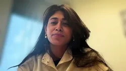 Rima Hassan nega di aver gettato a terra la bandiera Ue alla commemorazione del 7 ottobre