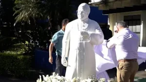 Comunidad educativa honra la memoria del "prócer de la paz", cardenal Miguel