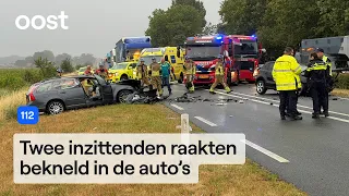 Two cars completely destroyed after head-on collision | RTV Oost