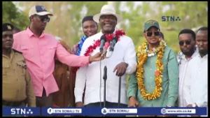 Xildhibaan Aden Kenyan iyo Wasiir Geoffrey Ruku oo dee raashin ah xariga ka jareen