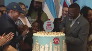 Mayor Johnson helps Chicago celebrate its 189th birthday!
