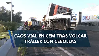 Onion-hauling trailer crashes on Circuito Exterior Mexiquense