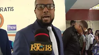 Minis ekonomi an Serge Gabriel Collin enskri kòm elektè nan sant enskripsyon vòt Lycée National PV.