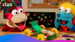 Agus and Lui celebrate Gear-a-thon with a race car | Clan TVE