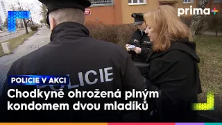 Házení balonků s vodou po lidech na chodníku | Policie v akci