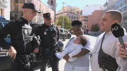 Two police officers save the life of a 4-month-old baby who had stopped breathing in Madrid