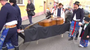 Ve Strážnici pochovali basu a drží čtyřicetidenní smutek