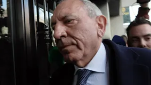 Una vigilante acusa al exDAO de despedirla por ser testigo de sus encuentros con "poderosos"