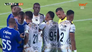 After a VAR review, the referee sent off Llaneros player Jhon Vásquez.