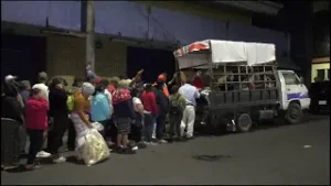 Entrega de alimentos a personas en situación de calle en el centro histórico