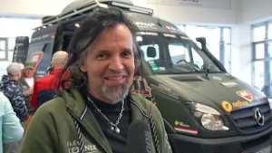 Mindentől távol: A rally útján, Afrikában koncertezik a Tankcsapda  // Pezsgő