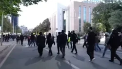 Tensione dhe kaos në Tiranë/ Protestuesit përleshen me policinë