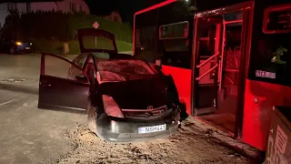 Pamatykite vaizdus iš įvykio vietos: penktadienio vakarą Vilniuje automobilis susidūrė su autobusu