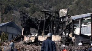 大津市で住宅２棟全焼１人死亡　高齢女性と連絡取れず