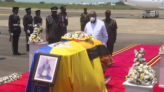 Too Hard To Bear: Tears And Anguish As Museveni Receives King Oyo’s Body In Entebbe