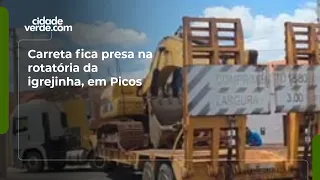Semi-truck gets stuck at the small church roundabout in Picos