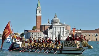 Традиционная Regata Storica в Венеции наполнила Гранд-канал разноцветными лодками