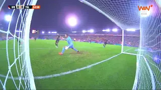 The Tolima goalkeeper came up with a great save to prevent Santa Fe's first goal.