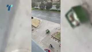 Откорнати лимови од покриви, скршени дрвја и гранки - апокалиптични сцени од невремето во Скопје