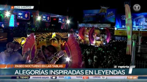 Lujo y despliegue de fuegos artificiales en el paseo nocturno del domingo de Carnaval en Las Tablas