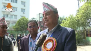 नेकपा एमाले नेता ईश्वर पोखरेल मतदान पछि सन्चारकर्मीहरुसँग प्रतिक्रिया दिनुहुदै। Nepal Television