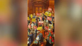 Legge elettorale, "No alla legge truffa": le opposizioni con cartelli in Aula prima del voto