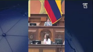 Asambleísta Mónica Palacios recibe citación judicial en pleno debate en el hemiciclo legislativo