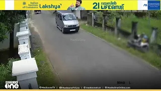 പിക്കപ്പ് വാൻ സ്കൂട്ടറിൽ ഇടിച്ച് ഒന്നര വയസുള്ള കുട്ടി ഉൾപ്പെടെ മൂന്ന് പേർക്ക് പരിക്ക്