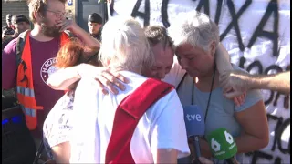 David y su hijo, acogidos por sus vecinas tras un desahucio en Vallecas - laSexta Noticias